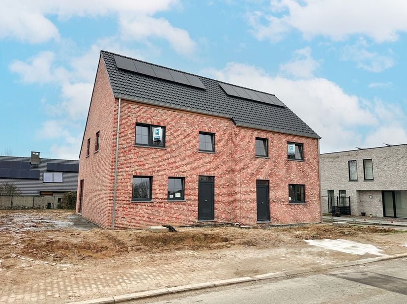 Hectaar bouwde deze nieuwbouwwoning in het landelijke Oetingen (Gooik), op een rustige locatie vlak bij het centrum, lokale handelaars, sportfacilitei