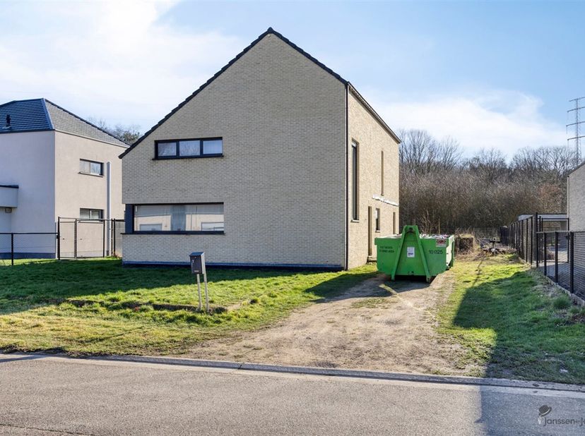 Af te werken open bebouwing met veel potentieel op rustige locatie<br />
Op een rustige en aangename locatie bevindt zich deze open bebouwing met een