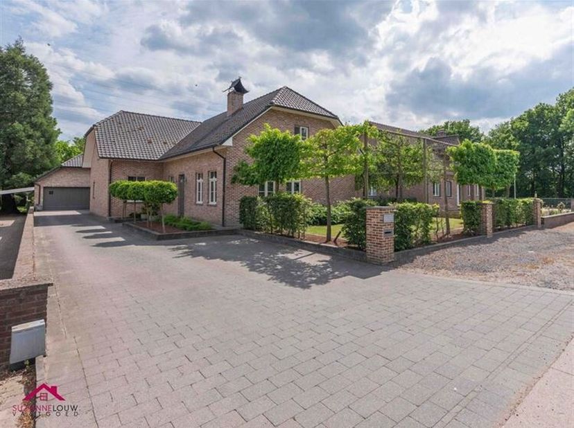 Hoogwaardig afgewerkte, landelijke villawoning met riante vrijstaande garage en ruime zuid gerichte tuin, omgeven door groen!<br />
Troeven<br />
- Ru