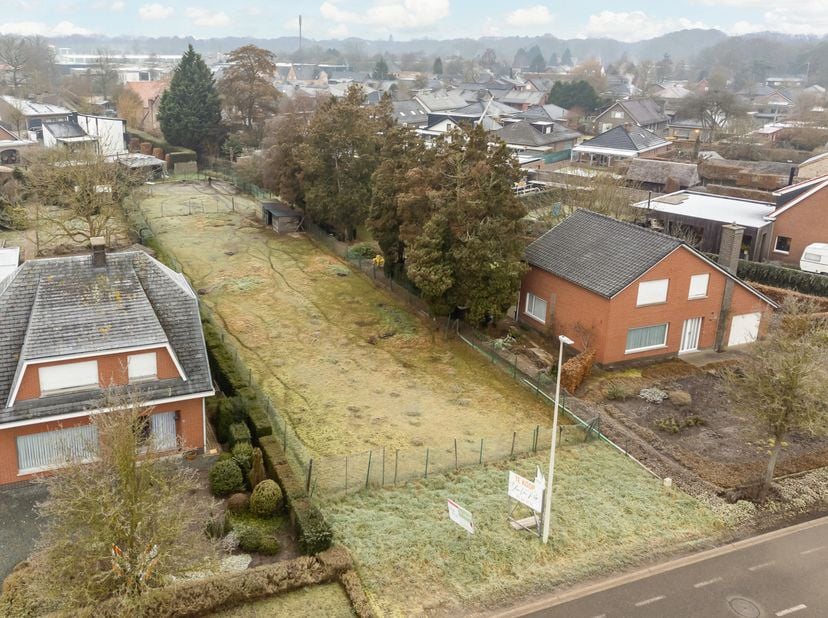 Quasi bouwklaar perceel bouwgrond van 1203m² met ideale zuid-west oriëntatie op een erg leuke gunstige landelijke locatie en toch vlakbij het centrum