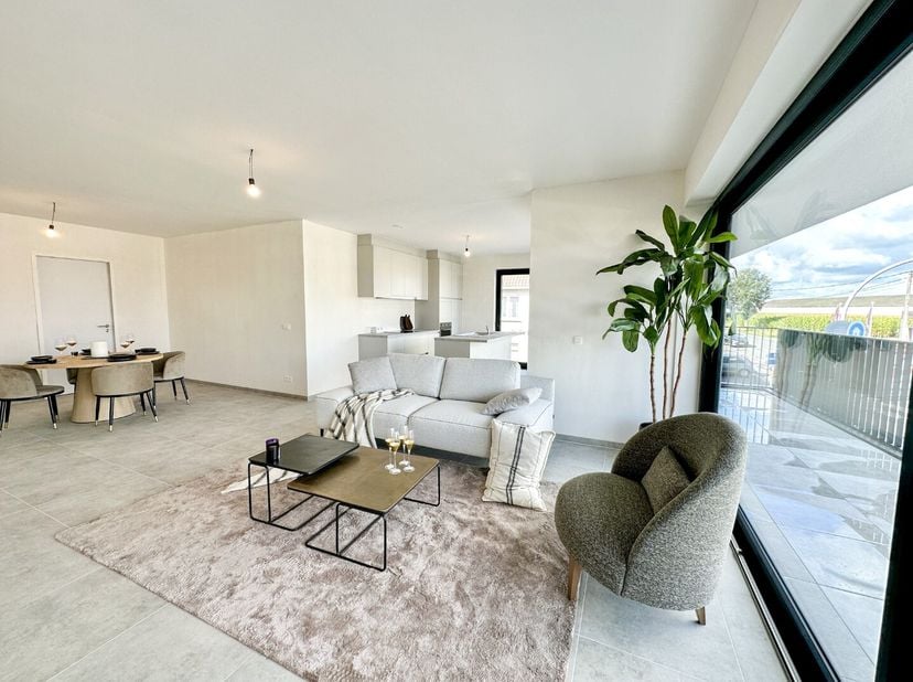 Lichtrijk en stijlvol afgewerkt nieuwbouw appartement, op wandelafstand van centrum Kortemark. Met een bewoonbare oppervlakte van 116 m² geniet je van