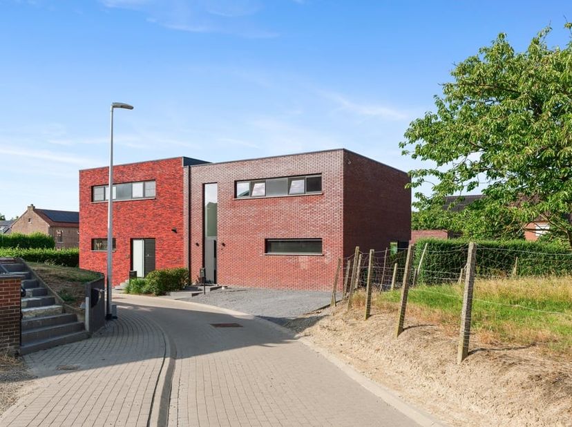 Bent u op zoek naar een recente, instapklare en energiezuinige woning in een rustige omgeving? Dan is deze prachtige halfopen bebouwing, gelegen aan d