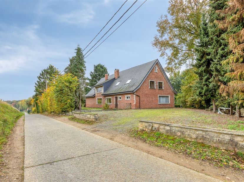 Propriété unique composée d'une maison principale (± 350 m²) avec cinq chambres et un espace séparé avec deux chambres (± 90 m²)   située au milieu d'