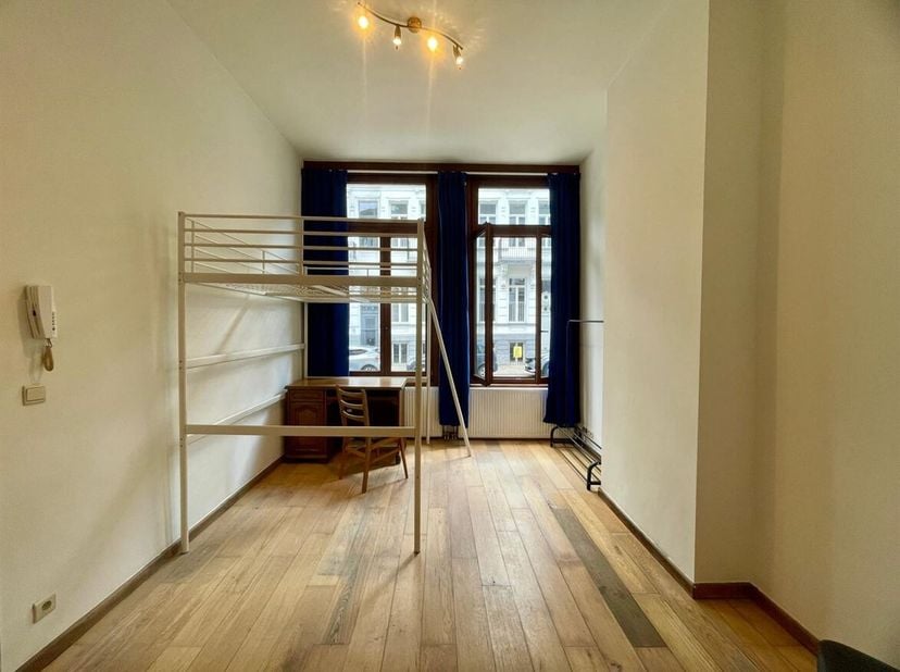 Ligging: Het appartement is gelegen in een zijstraat van de Italiëlei, vlakbij de Rooseveltplaats en de historische stadskern. Alle winkels, openbaar