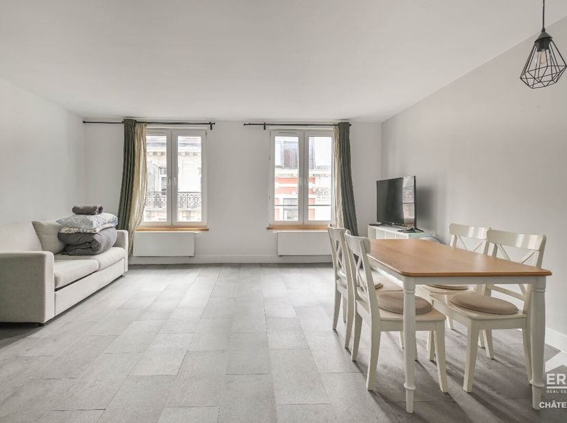 [[ CE BIEN PARTICIPE À LA JOURNÉE MAISONS OUVERTES ERA LE 13/6 DE 11:00 À 12:00 ]] ERA CHÂTELAIN vous propose ce splendide appartement meublé dune sup
