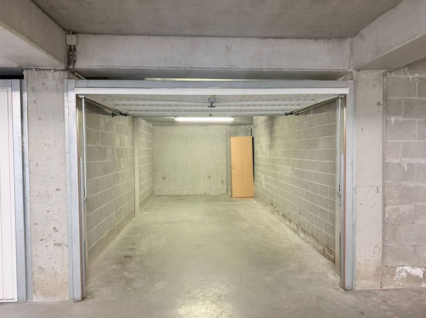 Ruime garagebox op zeer goede locatie te koop te Middelkerke, Warande 34 Residentie 'Nice'.<br />
<br />
Afmetingen:<br />
hoogte: 1,80m<br />
diepte: