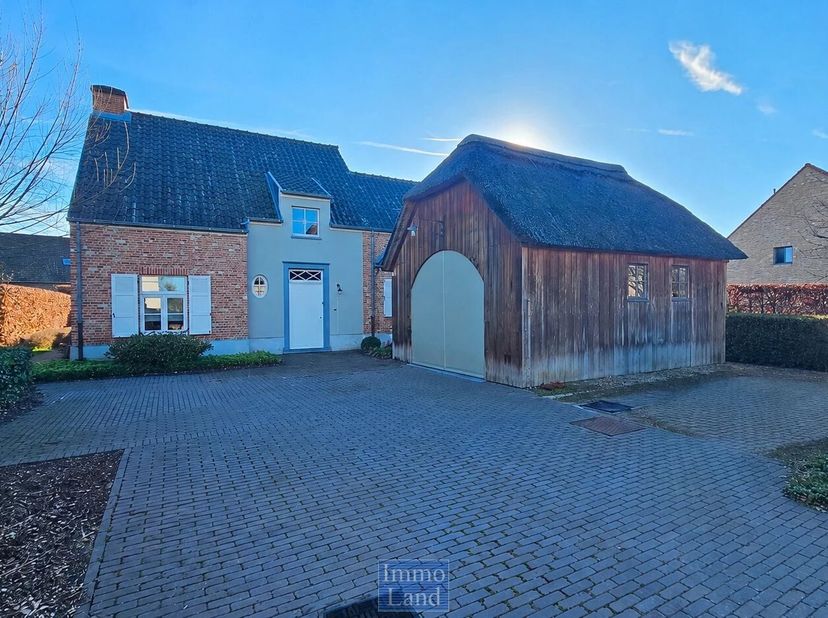 Energiezuinige pastorijwoning met 2 slaapkamers en bureau met zuid gerichte tuin.<br />
Deze charmante pastorijwoning combineert karakter, ruimte en h