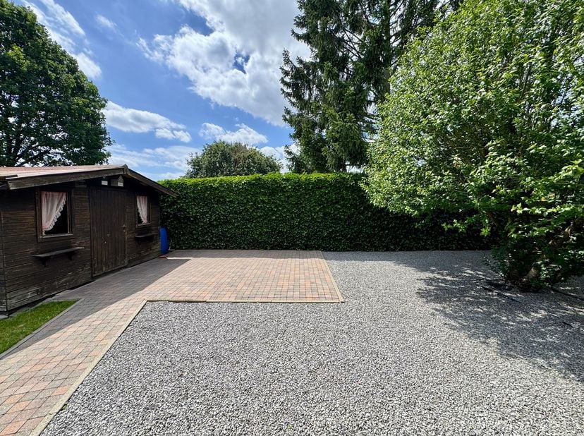 GLV: inkomhal/trappenhal, toilet, woonkamer (+/- 7,2m x 3,8m) met een groot ruimtelijk gevoel (uitgevend op het overdekt terras en de tuin), de keuken