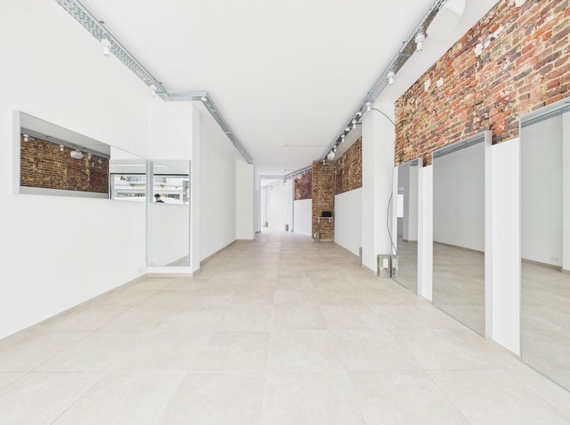 Ixelles – Flagey | Commerce ±90 m²<br />
Situé à deux pas de la Place Eugène Flagey, ce local commercial d’une superficie totale d’environ 90 m² offre