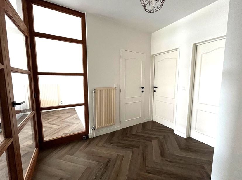 Prachtig appartement met 2 slpks., terras en garagebox. <br />
<br />
Ligging:  Het appartement is gelegen in het centrum van Beerse.<br />
Alle vo