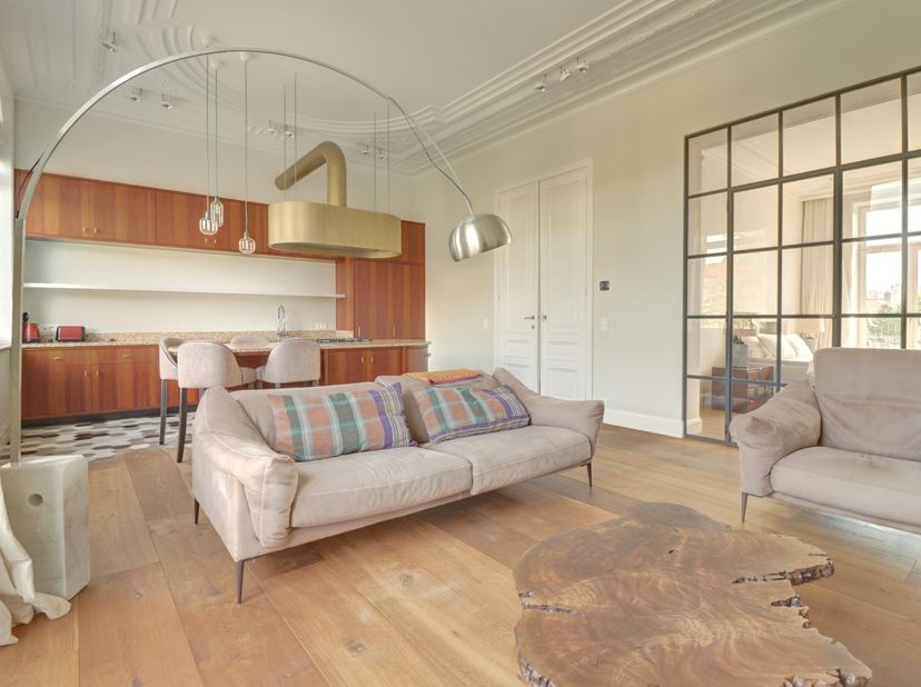 Elsene I Place du Châtelain: vlakbij winkels en openbaar vervoer, op de 2e verdieping van een herenhuis, een licht gemeubileerd appartement bestaande