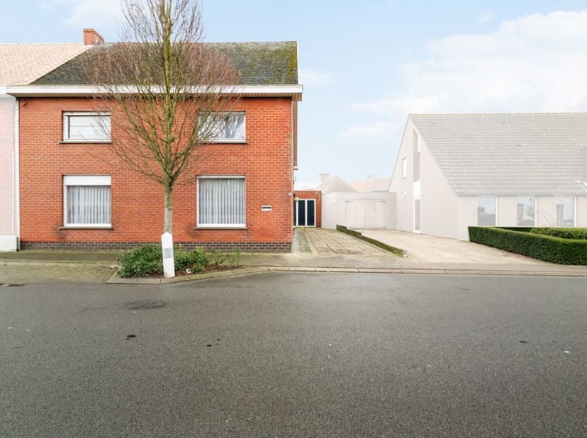 Westrozebeke-centrum. Te renoveren half open bebouwing, uitzonderlijke grote woning met veel bergruimte en garage. Potentieel als woonruimte 165-225m2