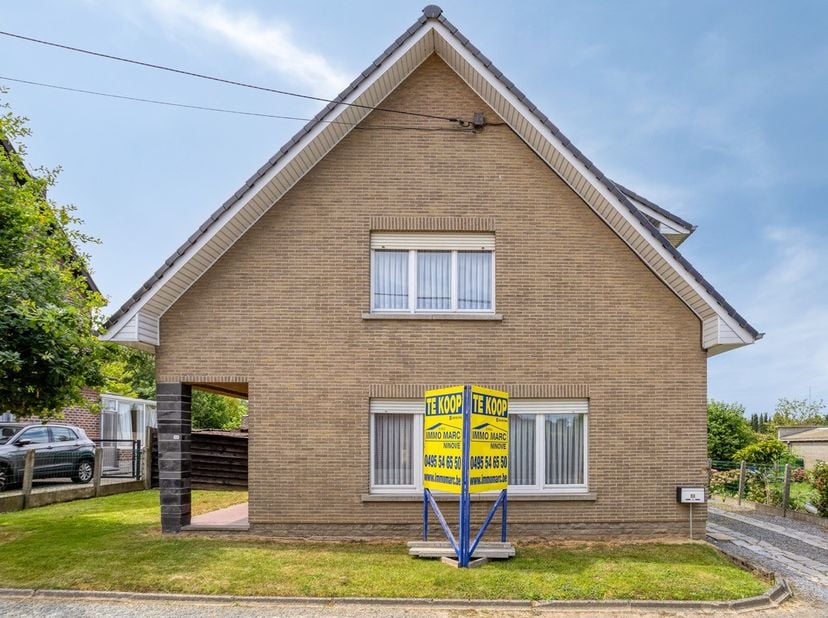 Te Meerbeke, in een zeer landelijke rustige omgeving met zicht op Neigembos en Berkenbos vindt u deze te renoveren verzorgde vrijstaande SOLIDE EENGEZ