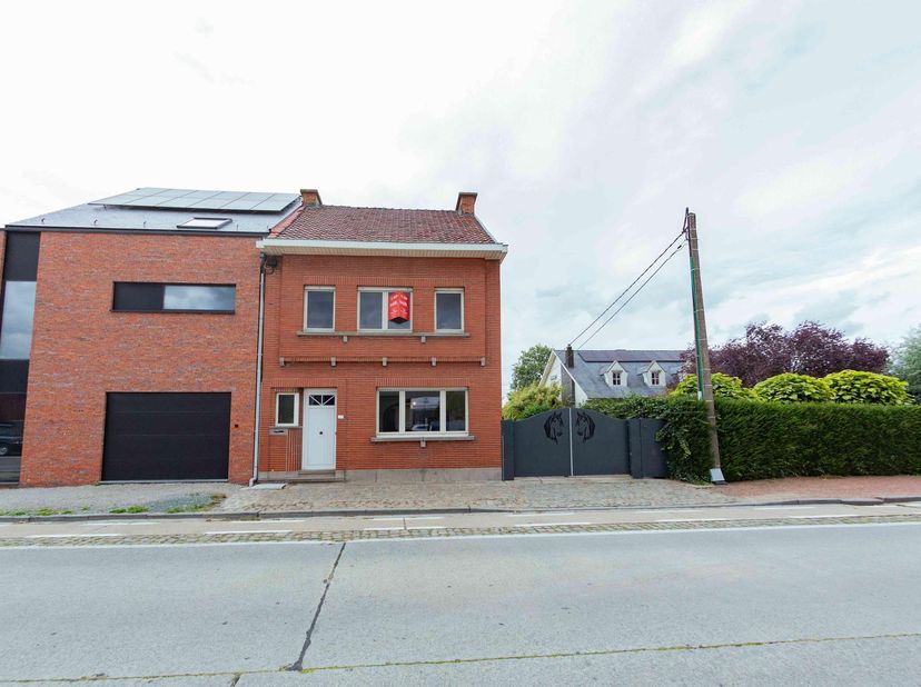 LOT 1: HERENHUIS MET LOODS -<br />
Instapklare, gerenoveerde herenwoning (voormalige hoeve/boerderij) met achtergelegen loods/paardenboxen.<br />
Acht