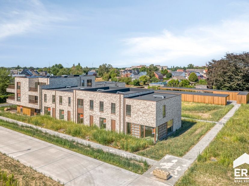 Prachtige, volledig afgewerkte nieuwbouwwoning met 3 slaapkamers en private tuin. De woning is voorzien van een carport en alle voorzieningen.Totaalpr