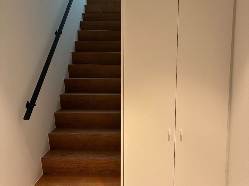 Te huur: volledig gerenoveerd duplexappartement in Vichte met 3 slaapkamers op een centrale locatie. Dit appartement is volledig gerenoveerd en biedt