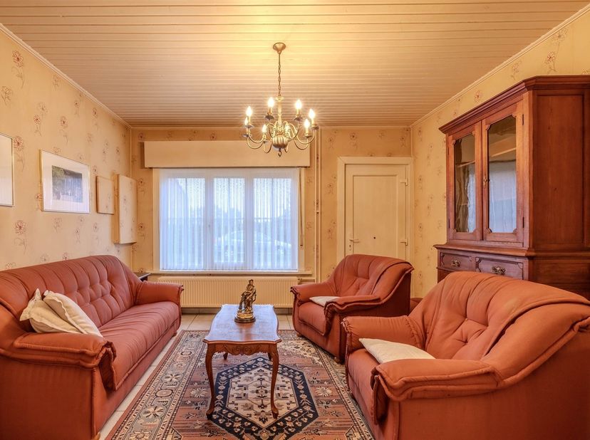 Landelijk gelegen woning met 2 slaapkamers op ca. 5a35ca<br />
<br />
Wie op zoek is naar een woning op een prachtige, bosrijke locatie, is hier aan