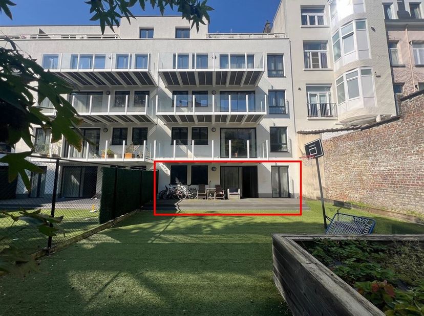 Prachtig, recent 2 slaapkamer gelijkvloers appartement op een super goede locatie in de Europese wijk. Inkomhal welke uitgeeft op een grote, lichtrijk