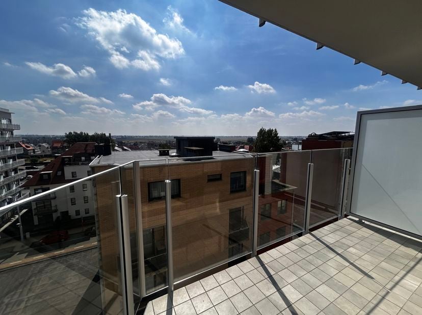 Studio met zonneterras en prachtig zicht op het hinterland<br />
Het gebouw bevindt zich in uitstekende staat aangezien er een renovatie was van het d