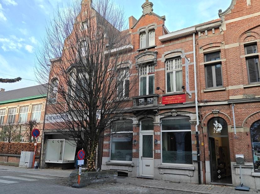 Herenhuis voor gemengd gebruik te koop! <br />
Ruimte, potentieel en charme in centrum Aarschot! Welkom in de Bogaardenlaan, in een huis vol mogelijkh