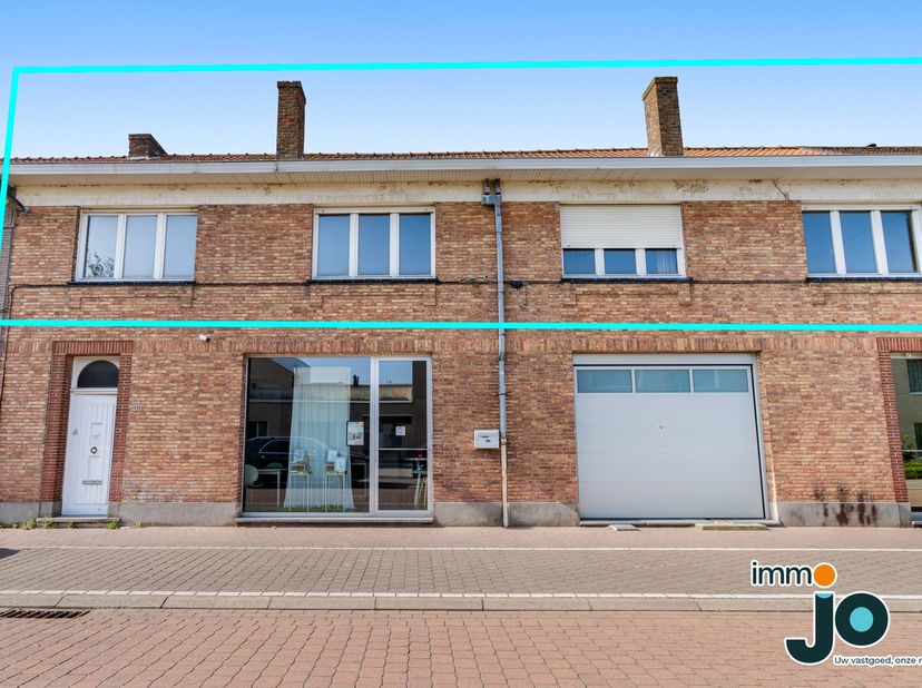 Gelegen in Oostende bevindt zich dit uitzonderlijk ruim duplexappartement met drie volwaardige slaapkamers, een enorme zolderverdieping en een zonnig