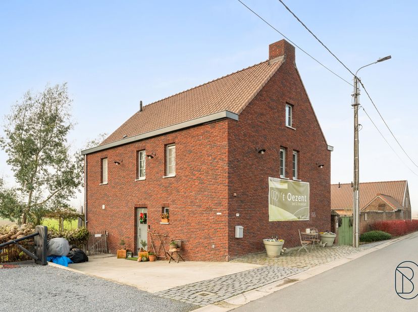 Op een uitzonderlijk rustige en groene ligging in Mater bevindt zich deze karaktervolle eigendom met een volledig ingerichte B&amp;B en een afzonderlijke