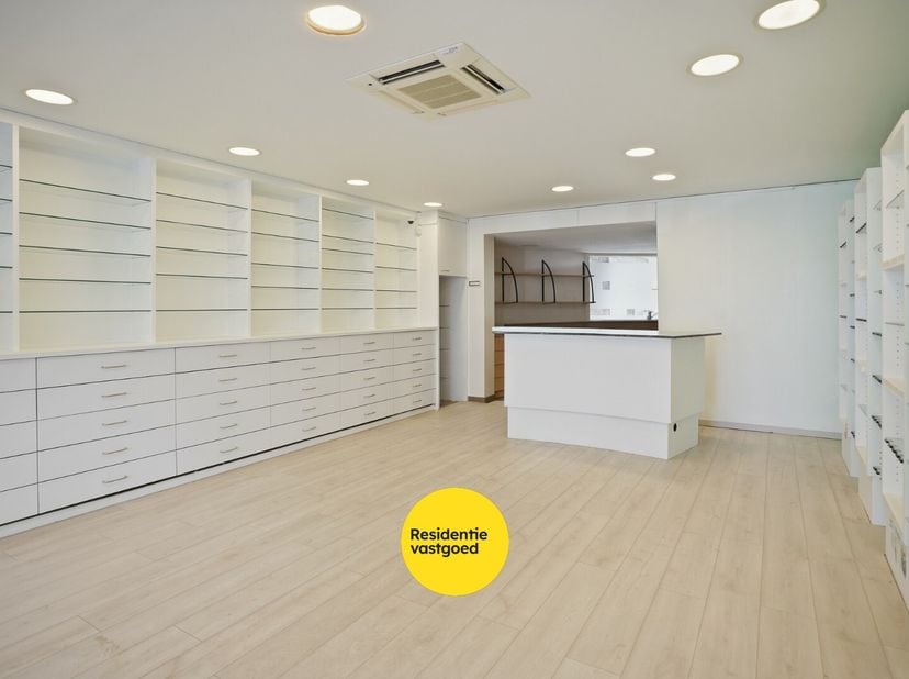 Centraal gelegen in Assebroek bevindt zich dit veelzijdige opbrengsteigendom op een perceel van 240 m², bestaande uit een handelsgelijkvloers met bove