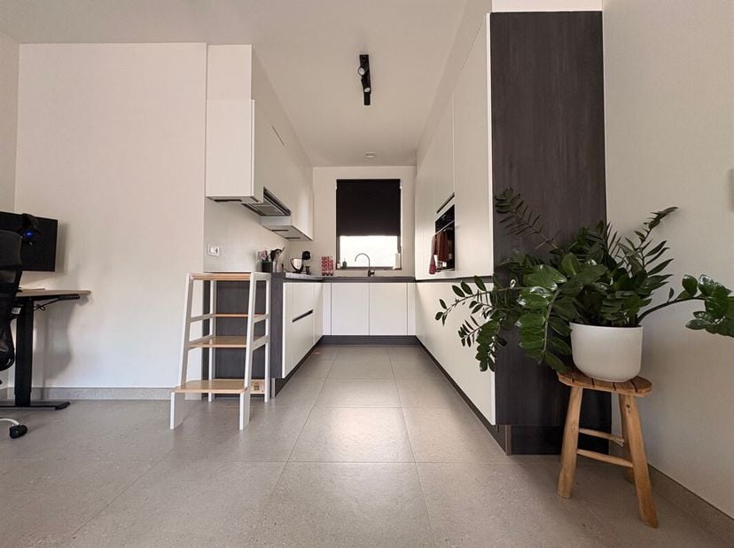 Recent duplex-appartement met groot terras, autostaanplaats en fietsenstalplaats<br />
Welkom in dit prachtig duplex-appartement, gelegen op een steen