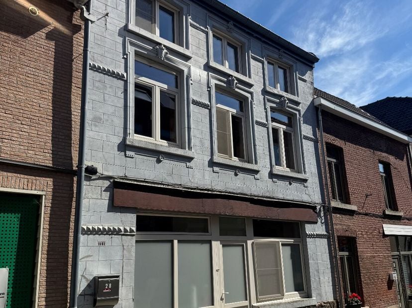 Op zoek naar een charmante stadswoning met voldoende ruimte en een praktische indeling? Deze karaktervolle woning in Tongeren biedt ongeveer 150 m² wo