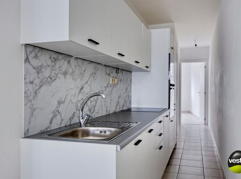 Dit instapklaar appartement is gelegen op de eerste verdieping van een kleinschalig gebouw uit 1999 en heeft een bewoonbare oppervlakte van ca. 64 m²