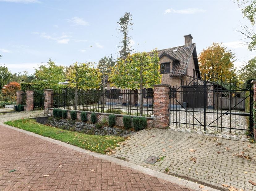 Charmante villa in fermettestijl met verwarmd zwembad op prachtig perceel van meer dan 1.000 m²<br />
<br />
In een rustige, groene en residentiële