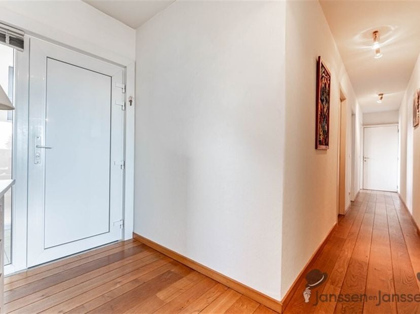 Appartement spacieux et lumineux avec une grande terrasse <br />
En entrant dans l'appartement, vous accédez à un hall d'entrée spacieux qui donne sur