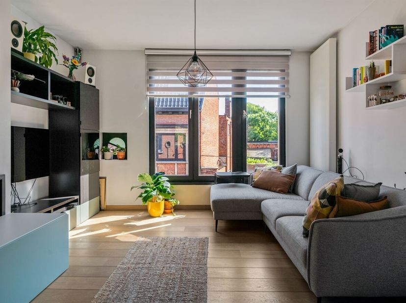 Op zoek naar een energiezuinige, instapklare woning op een centrale ligging in Sint-Niklaas? Deze volledig gerenoveerde woning combineert hedendaags w
