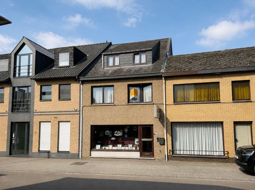 Op te frissen woning met atelier in het centrum van Lanaken.<br />
<br />
Op een rustige locatie, vlakbij het centrum van Lanaken, bevindt zich deze v