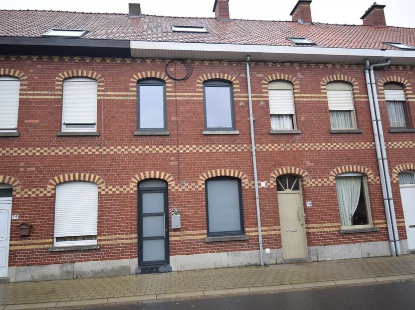 GROENESTRAAT 72, 8800 ROESELARE<br />
Volledig gerenoveerde woning op wandelafstand van het centrum<br />
Deze instapklare en volledig gerenoveerde wo
