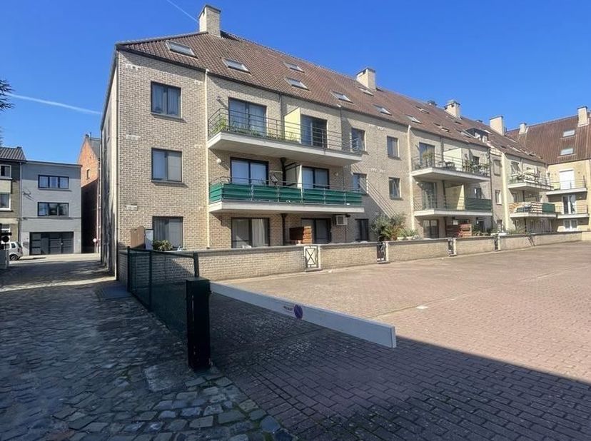 Staanplaats gelegen tussen de kleine en grote ring van Hasselt, op 10min. wandelen van het stadscentrum en op 6 min. van het station. <br />
<br />
De