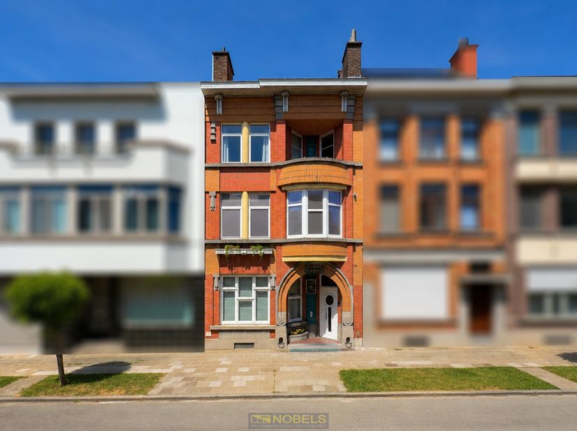 AUTHENTIEKE EN KLEURRIJKE INTERBELLUMWONING, volgens plintopschrift en bouwplan naar ontwerp van architect Henri Cuvelier, gelegen in de GELIEFDE ART-