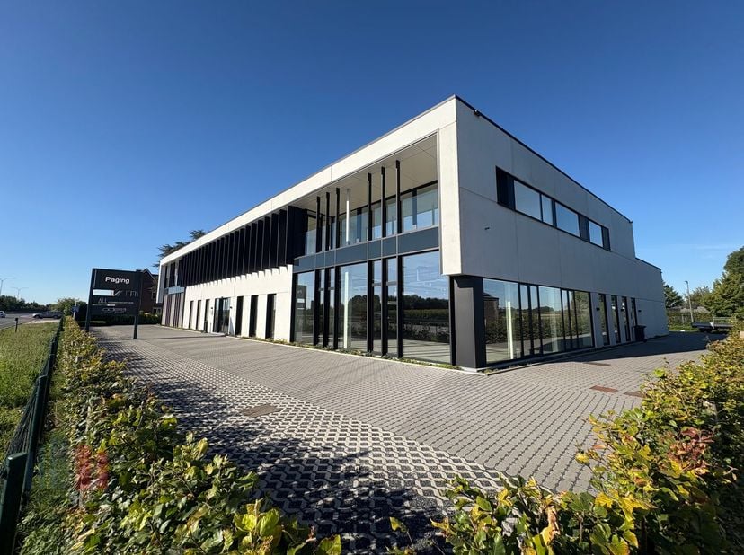 Uitzonderlijk modern en stijlvol nieuwbouw kantoor/showroom met een oppervlakte van 500 m² te huur. Uitstekend gelegen langs én met fenomenale visibil