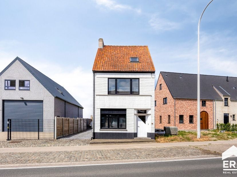 Op zoek naar een instapklare woning met veel ruimte en een uitstekende bereikbaarheid? Dan is deze volledig gerenoveerde woning in Maldegem zeker een