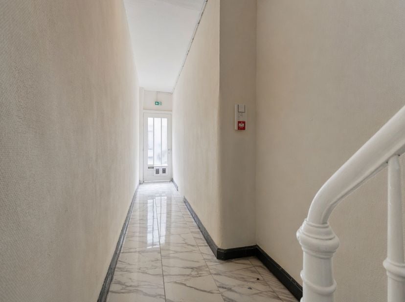 Gerenoveerd gebouw met 3 conforme en gekeurde appartementen nabij het centrum van Oostende. Bestaande uit een gelijkvloers appartement met 1 slaapkame