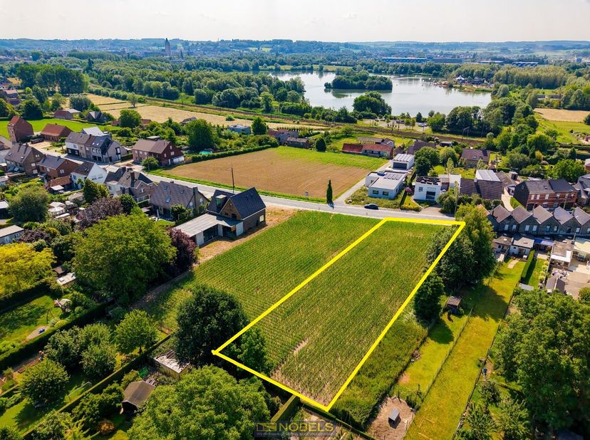 ZEER GUNSTIG GELEGEN projectgrond met ROYALE STRAATBREEDTE VAN 28,5 METER en TAL VAN ONTWIKKELINGSMOGELIJKHEDEN, VLAK BIJ HET BRUISENDE CENTRUM VAN OU