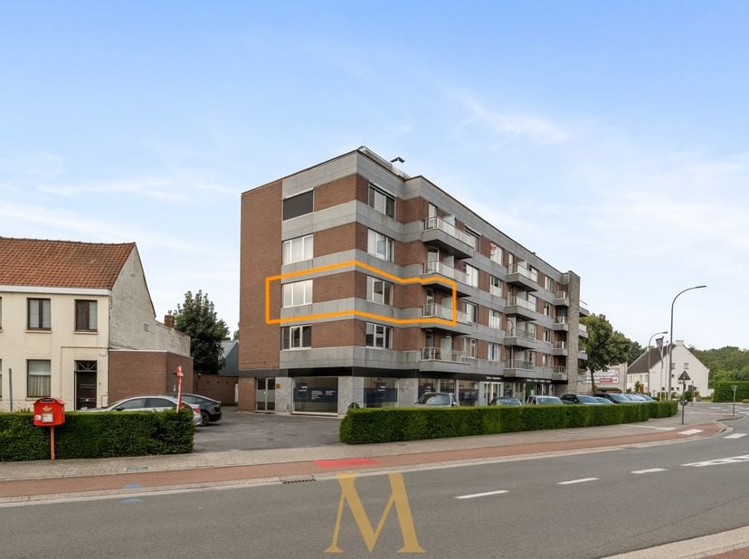 Op de tweede verdieping bevindt zich dit recent volledig vernieuwde hoekappartement, waar een aangename lichtinval, ruime vertrekken en hedendaags woo