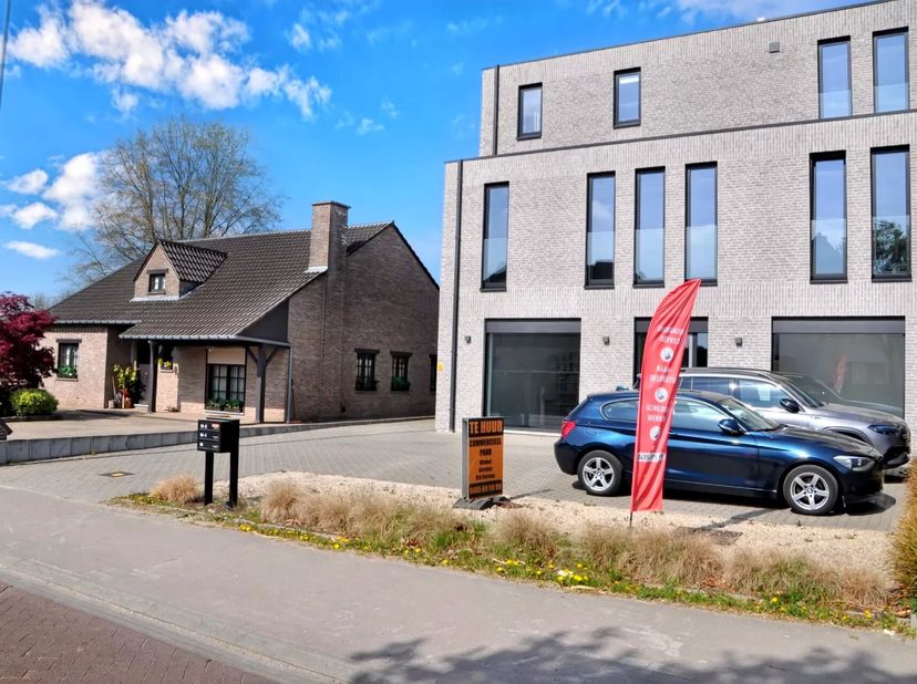 HANDELGELIJKVLOERS/KANTOOR VAN 76 M² MET VEEL LICHTINVAL IN STEVOORT<br />
Op zoek naar de ideale kantoorruimte of een nieuwe locatie voor uw zaak? On