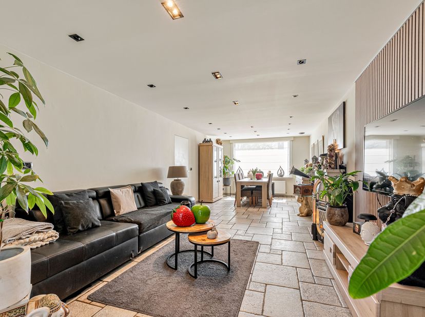 Instapklare woning met diepe tuin in centrum Wevelgem<br />
Deze ruime en instapklare woning in het centrum van Wevelgem combineert comfort, ruimte en
