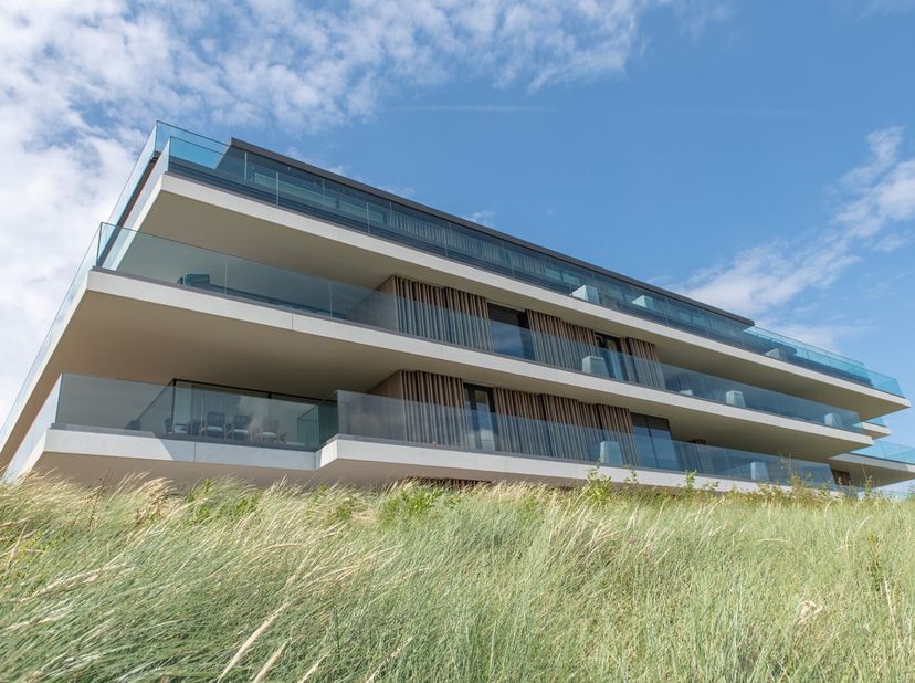 Dans le prestigieux projet De Blanke Top - The Residence à Cadzand-Bad, se trouve cet appartement d'angle exceptionnel avec vue sur la mer et sur les