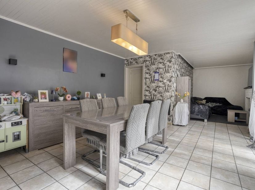 Plan je bezoek en ontdek dit ruime huis boordevol mogelijkheden op een centrale ligging in Izegem!<br />
<br />
Dankzij de praktische indeling, de rui
