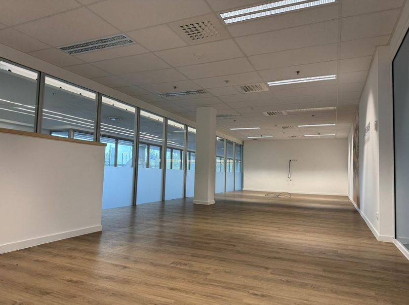Strategisch gelegen op de Noorderlaan biedt Ahlers Building kantoorruimtes op een uitstekend bereikbare locatie, vlak bij de Antwerpse haven.<br />
<b