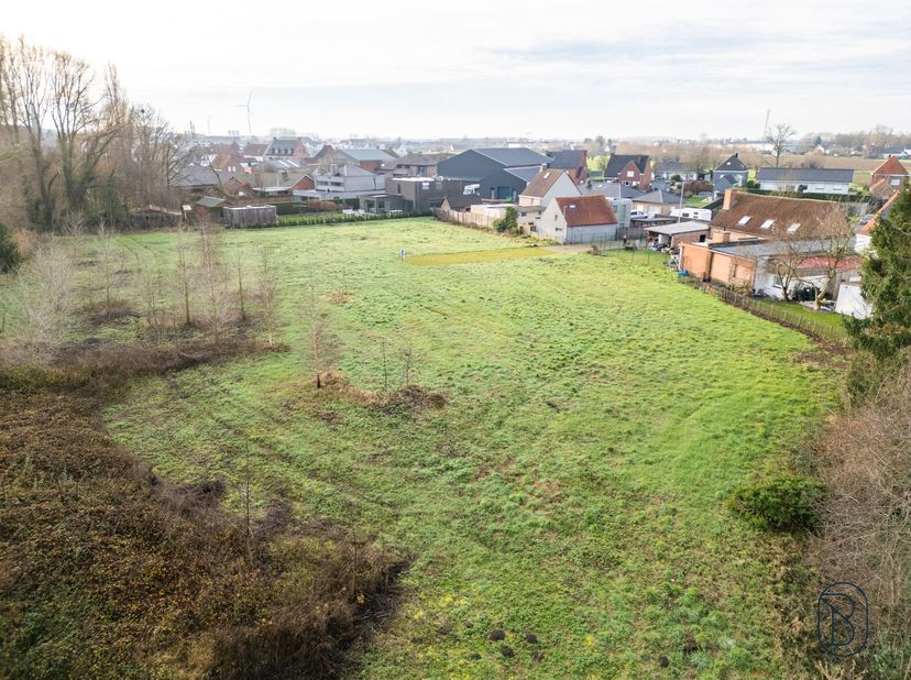 In een rustige omgeving bevindt zich deze discreet gelegen bouwgrond in tweede bouwlijn. <br />
Via een toegangsweg bereikt u een recent verkavelde z