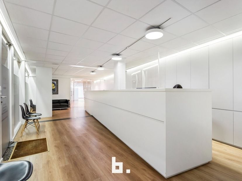Op zoek naar een moderne en ruime kantoorruimte op een toplocatie?<br />
Deze instapklare kantoorruimte van 375 m², verdeeld over twee verdiepingen (g