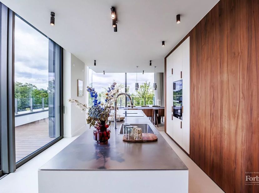Victoire Junot stelt u een ruim penthouse met drie slaapkamers voor, verlengd door een prachtig en gunstig georiënteerd terras (Zuid/Zuid-West), met u